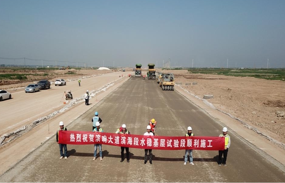 新進(jìn)展！濱響大道水穩(wěn)層開始鋪設(shè)1.jpg